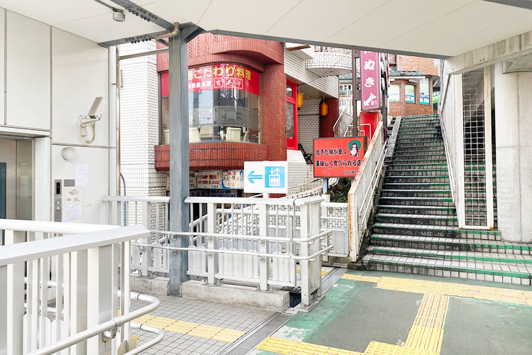 ②橋梁を渡り、そのまま階段を上るか、左手のエレベータで上がってください。