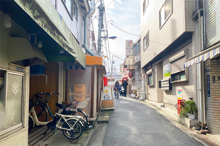 ③そのまま路地を直進ください。