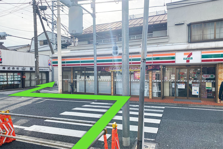 ④突きあたりのセブンイレブンさんを左折し、すぐに右折ください。