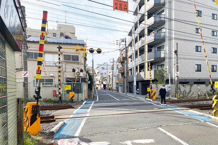 ⑤JRの踏切を渡ってください。