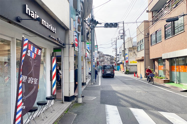 ⑥床屋さんを左折し、十条銀座商店街に入ってください。