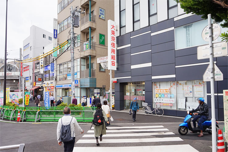 ②大東京信用組合さんの前を通ってください。