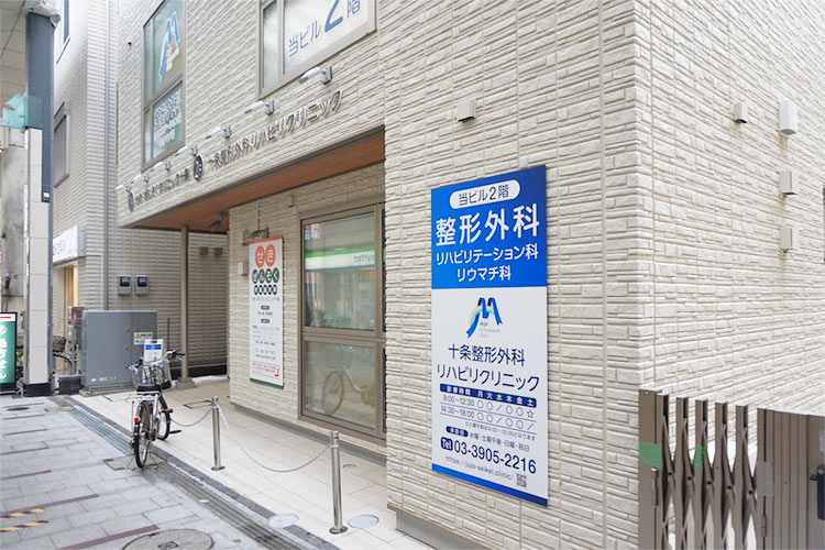 ⑥目印の看板です。奥の入り口を右手に入ってください。